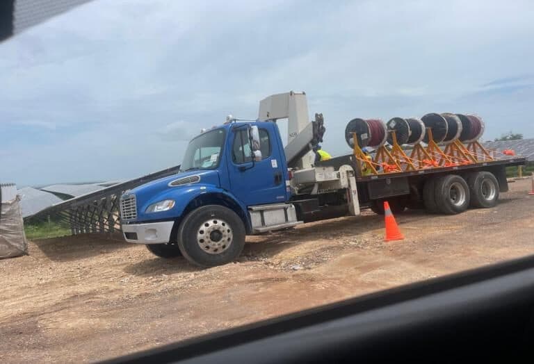 Camión grúa con carretes de cable eléctrico