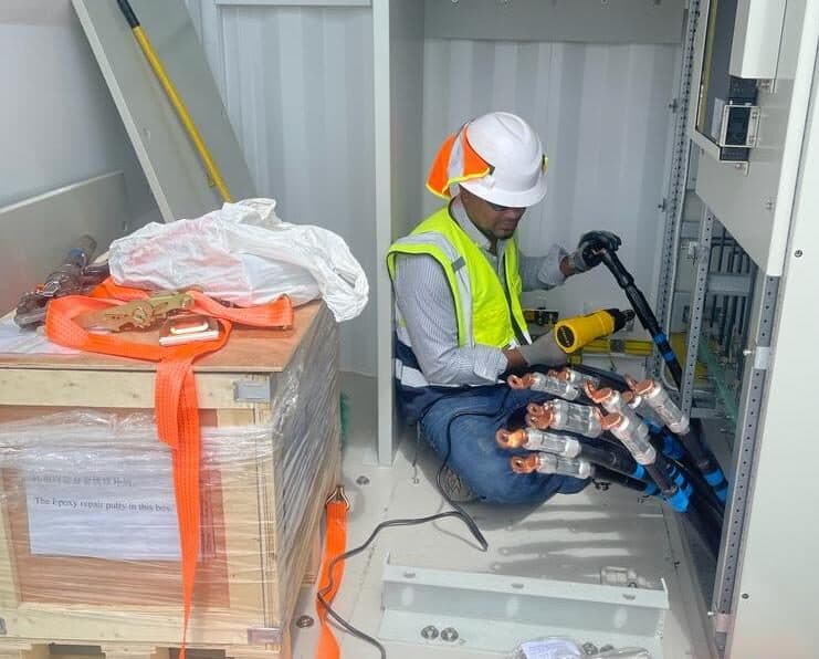 Técnico trabajando dentro de una estación STS